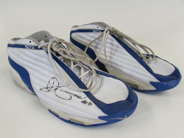 Drew Gooden Game Used Signed Shoes